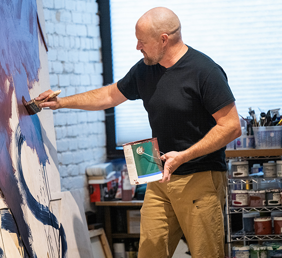 الفنان والخريج السابق لجامعة غونزاغا بن جويس